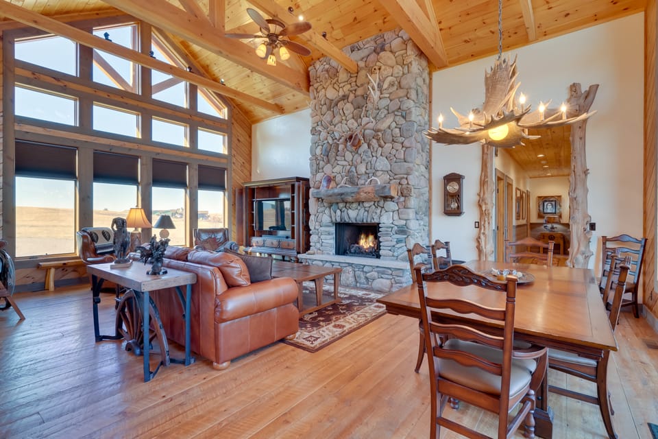 'Free Spirit Ranch' w/ Hot Tub & Mountain Views House in Montana