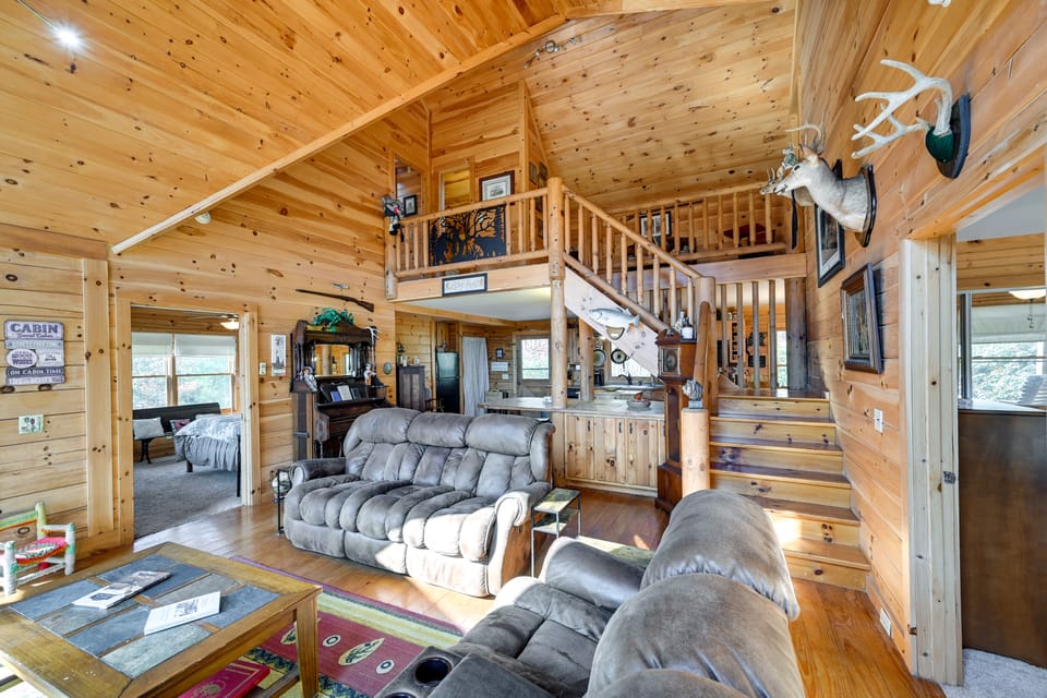 Rustic Fancy Gap Cabin w/ Blue Ridge Parkway Views House in Virginia