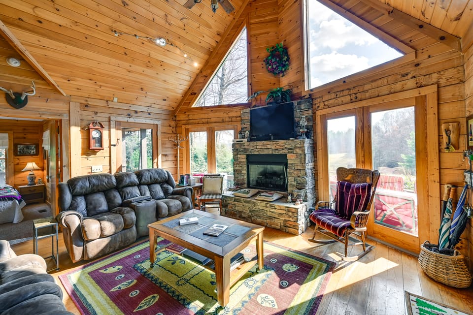 Rustic Fancy Gap Cabin w/ Blue Ridge Parkway Views House in Virginia