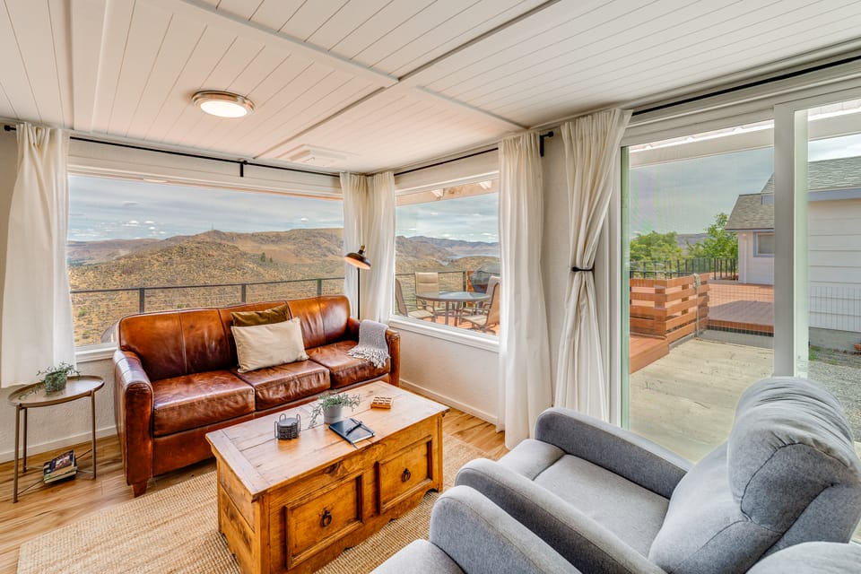 Cozy Grand Coulee Home w/ Deck & Views! House in Washington
