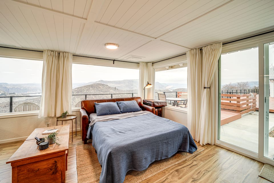 Cozy Grand Coulee Home w/ Deck & Views! House in Washington