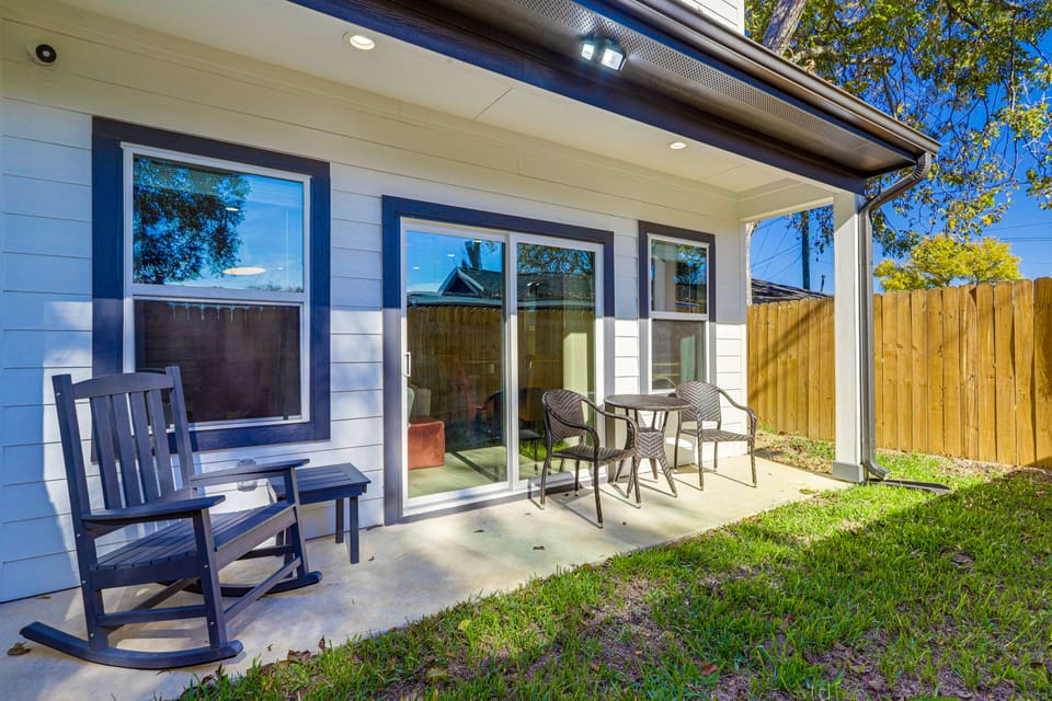 Modern Houston Retreat w/ Patio, 11 Mi to Dtwn House in Houston