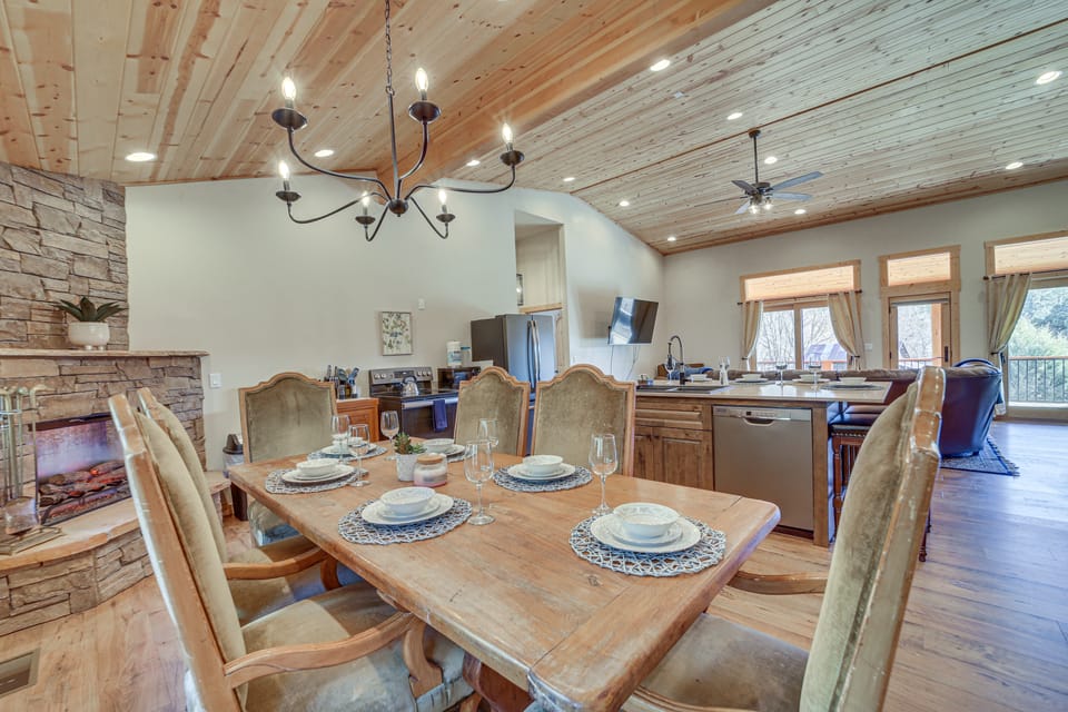 'Lavender Lodge' Mountain-View Pine Cabin w/ Deck House in Pine