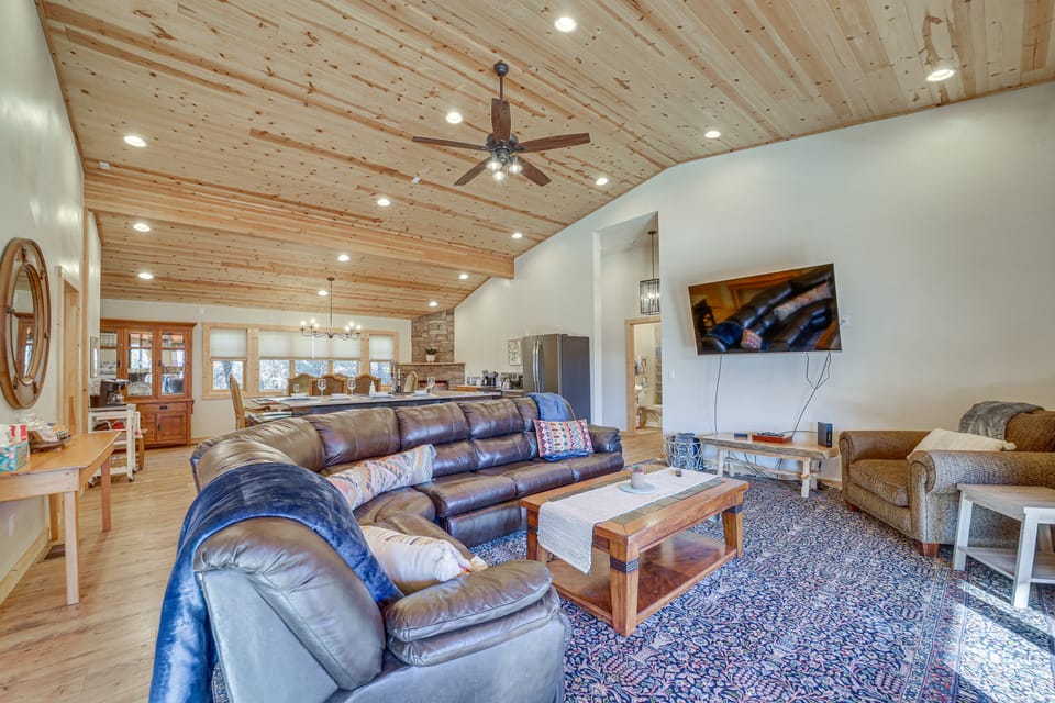 'Lavender Lodge' Mountain-View Pine Cabin w/ Deck House in Pine