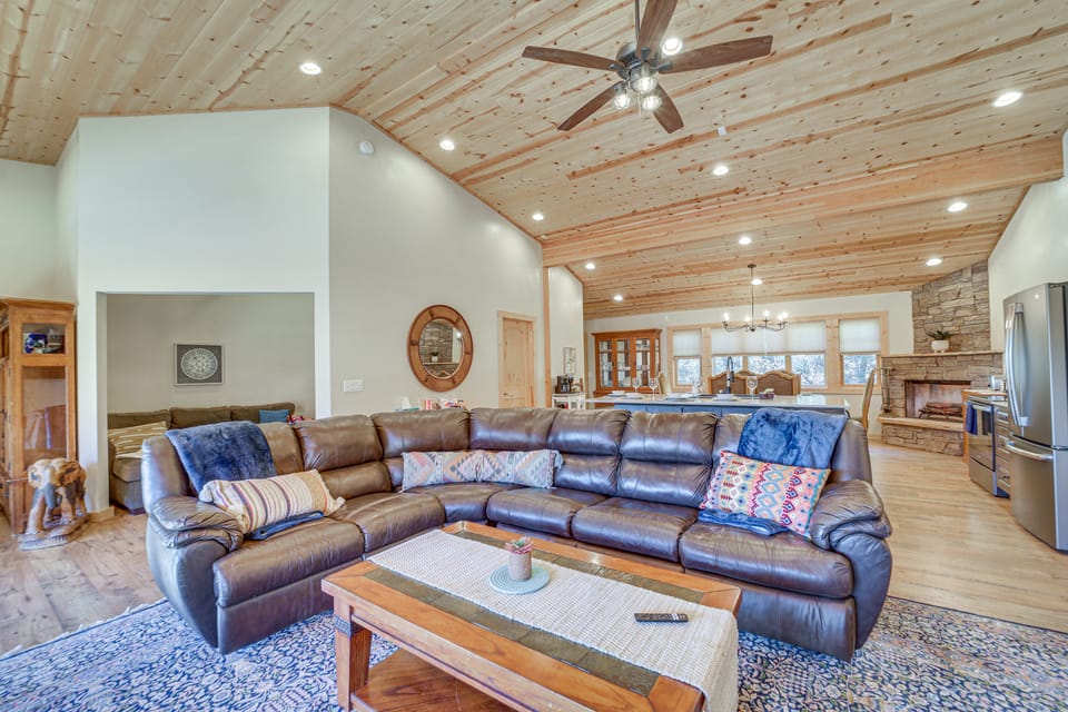 'Lavender Lodge' Mountain-View Pine Cabin w/ Deck House in Pine