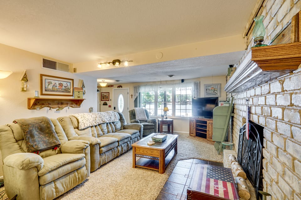 Lakefront & Dog-Friendly Gem in Gravois Mills House in Lake of the Ozarks