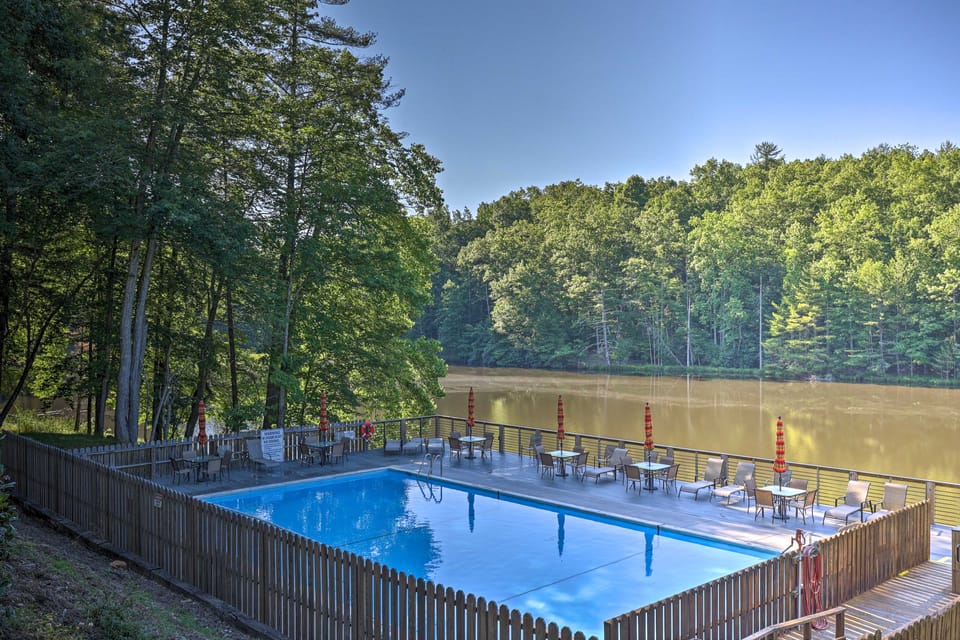 Deep Gap Cabin w/ 2 Decks & Community Amenities! House in Watauga
