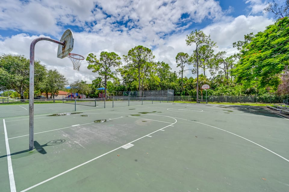 Cozy & Bright Naples Abode w/ Community Amenities! Apartment in Naples