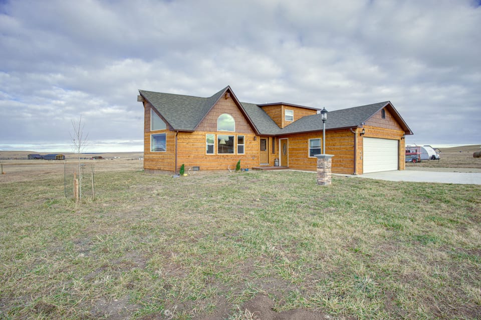 Roberts Home w/ Western Decor & Mountain Views! House in Montana