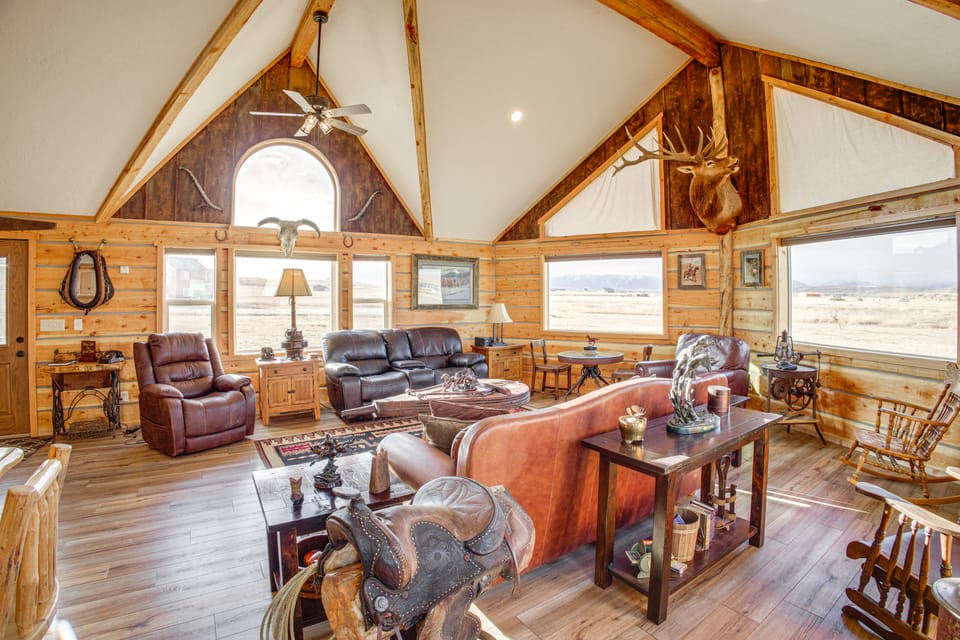 Roberts Home w/ Western Decor & Mountain Views! House in Montana