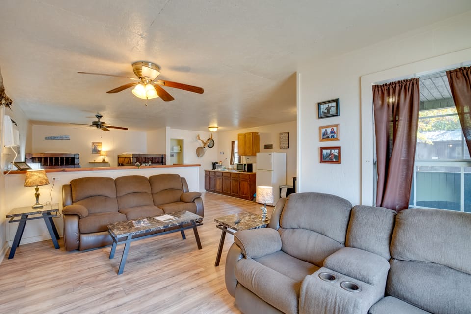 Reservoir & Dock Access: Pet-Friendly Kerens Cabin Apartment in Texas