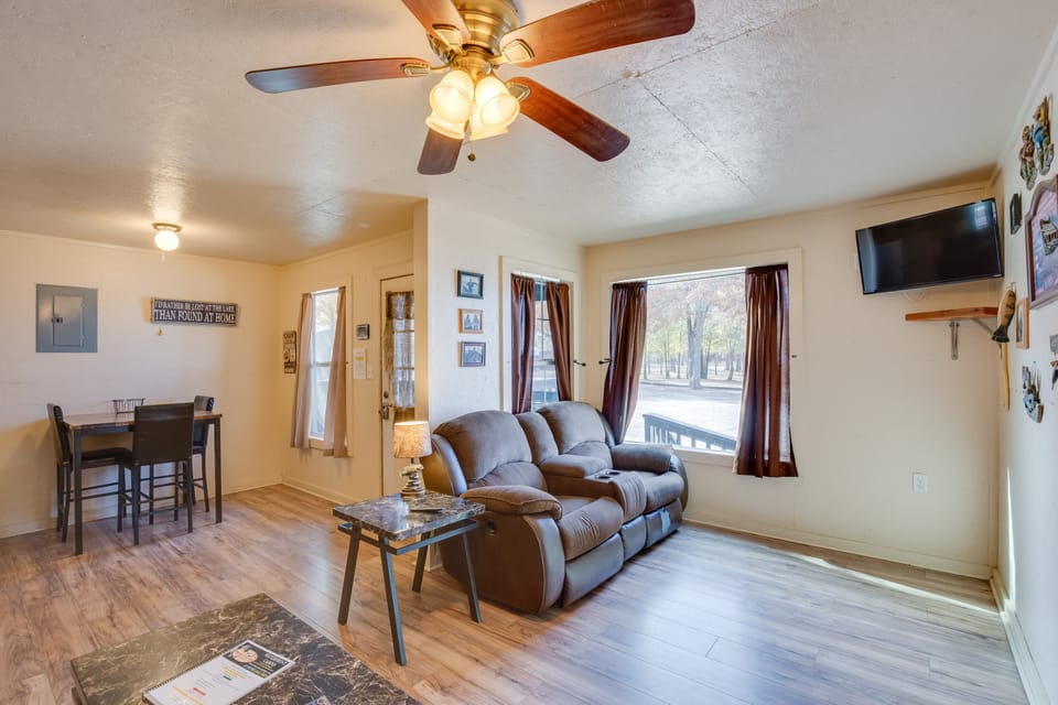 Reservoir & Dock Access: Pet-Friendly Kerens Cabin Apartment in Texas