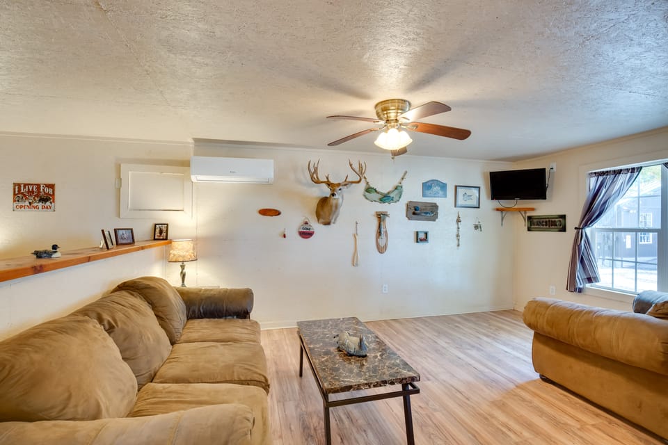 Grill & Dock Access: Waterfront Kerens Cabin Apartment in Texas