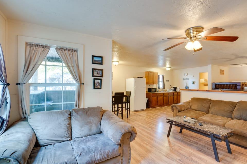 Grill & Dock Access: Waterfront Kerens Cabin Apartment in Texas