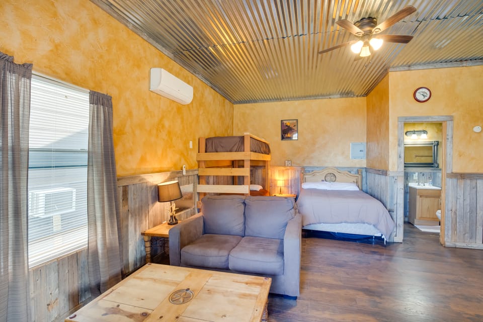Community Pier: Cozy Kerens Cabin! Apartment in Texas