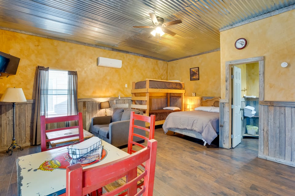 Community Pier: Cozy Kerens Cabin! Apartment in Texas