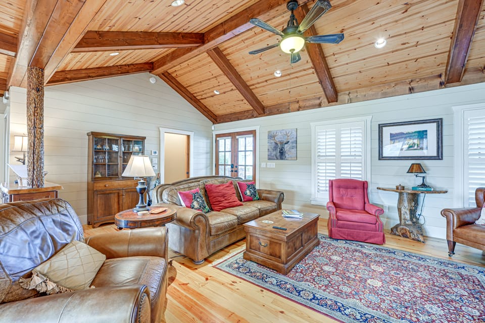Mountain-View Georgia Cabin w/ 2 Decks House in Sky Valley