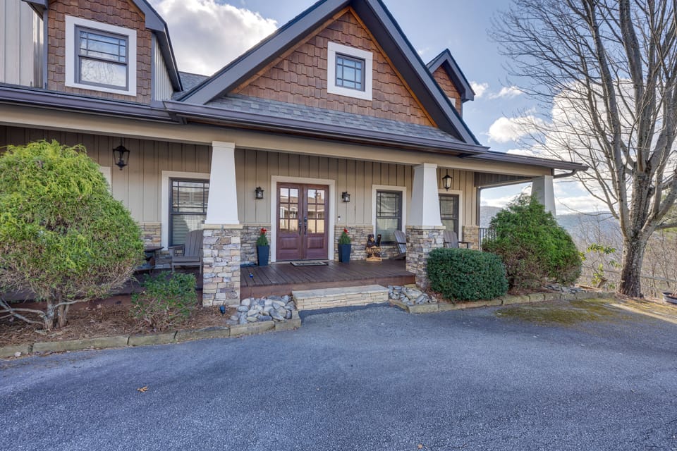 Mountain-View Georgia Cabin w/ 2 Decks House in Sky Valley