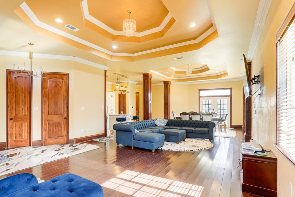Easy Dtwn NOLA Commute! Elegant Home w/ Yard House in Viavant-Venetian Isles