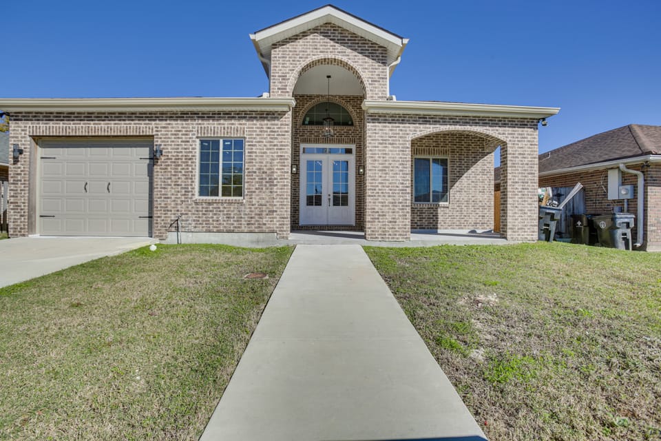 Easy Dtwn NOLA Commute! Elegant Home w/ Yard House in Viavant-Venetian Isles
