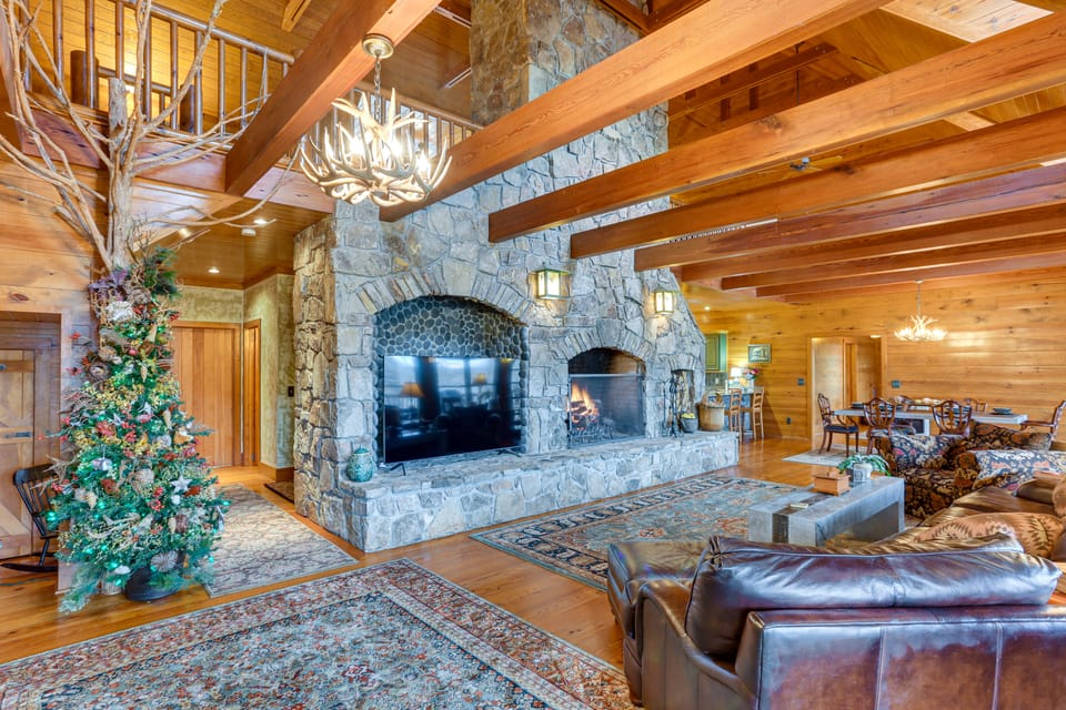 Lakefront Custom-Built Mentone Home: Game Room! House in Alabama