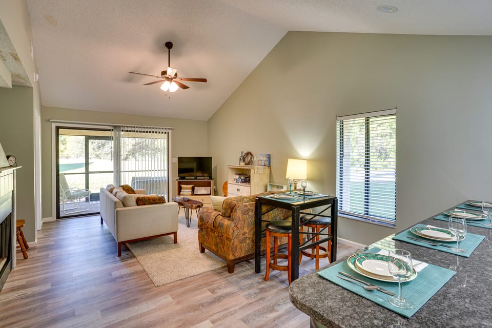 Pet-Friendly Lakeland Condo w/ Screened Porch! Apartment in Lakeland