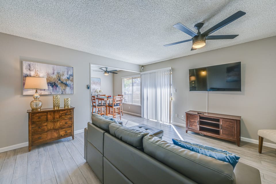 Cozy Fresno Condo w/ Balcony & Pool Access Apartment in Fresno