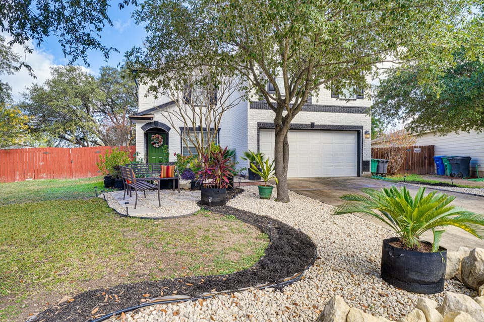 Pool, Deck & Huge Yard! Spacious San Antonio Home House in San Antonio