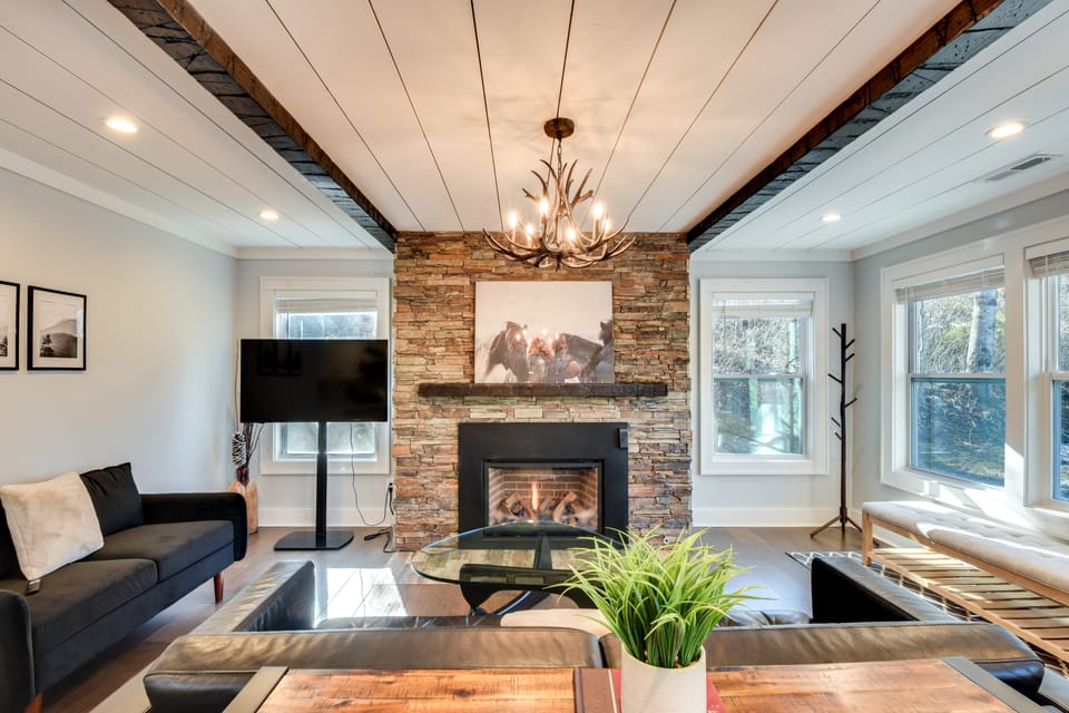Luxe Highlands Haven w/ Fire Pit + Hot Tub! House in Tennessee