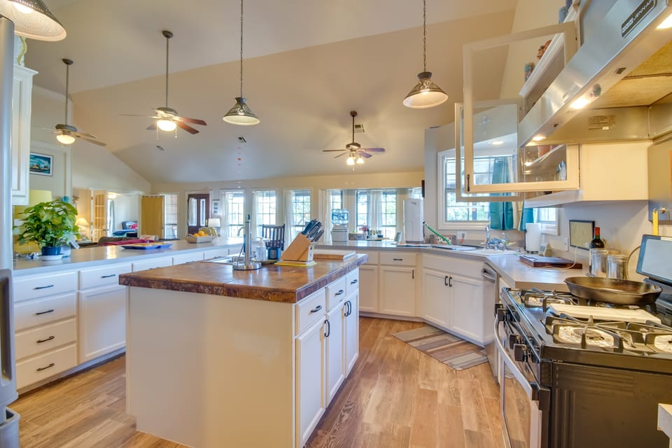 Dock, Views & Grill: Spacious Grand Lake Lodge House in Lake O The Cherokees