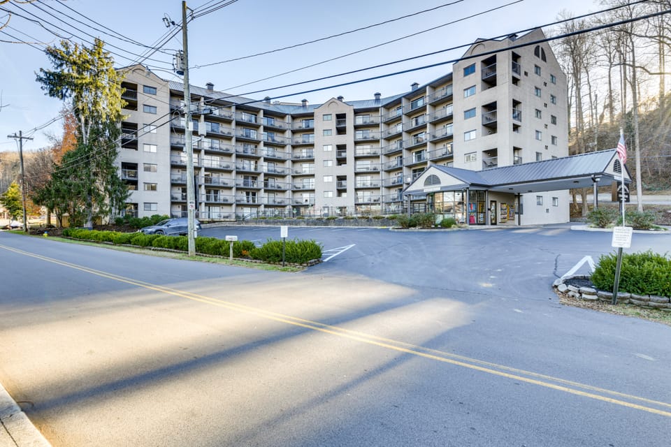 Walk to the Strip! Dtwn Gatlinburg Condo w/ Pool Apartment in Gatlinburg