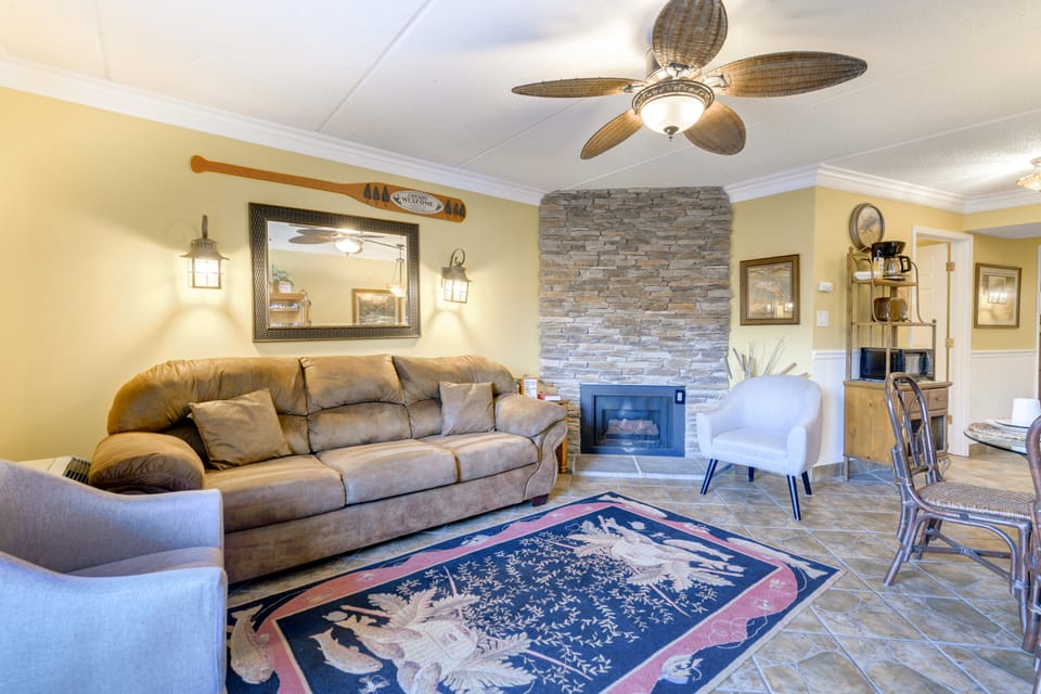 Walk to the Strip! Dtwn Gatlinburg Condo w/ Pool Apartment in Gatlinburg