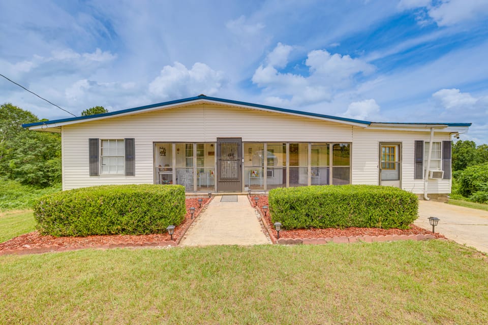 Clanton Cottage w/ Charcoal Grill & Porch! Cottage in Alabama