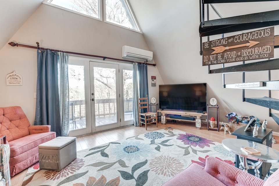 Charming Franklin Cabin with Deck: Stunning Views! House in Tennessee