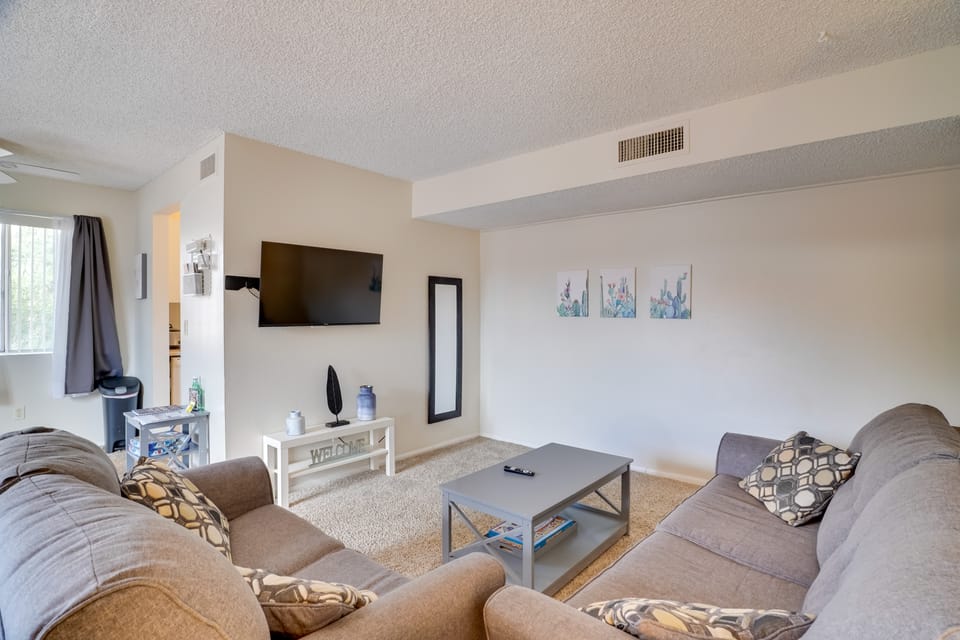 < 1/2 Mi to Trail Dust Town: Retreat w/ Peak Views Apartment in Tucson