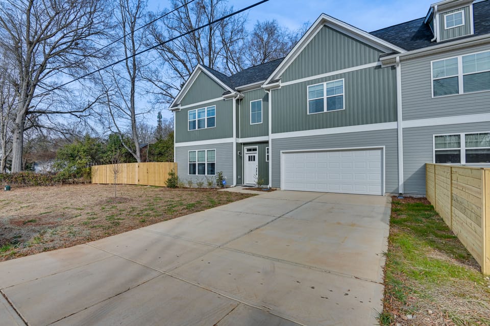 Charming Charlotte Townhome: 6 Mi to Downtown! Apartment in Charlotte
