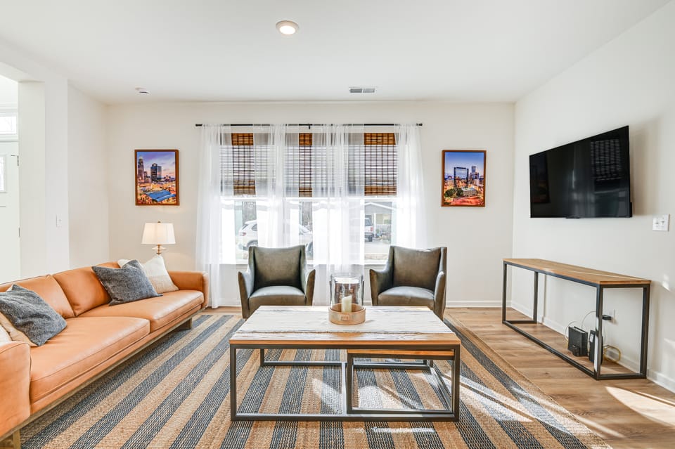 Charming Charlotte Townhome: 6 Mi to Downtown! Apartment in Charlotte