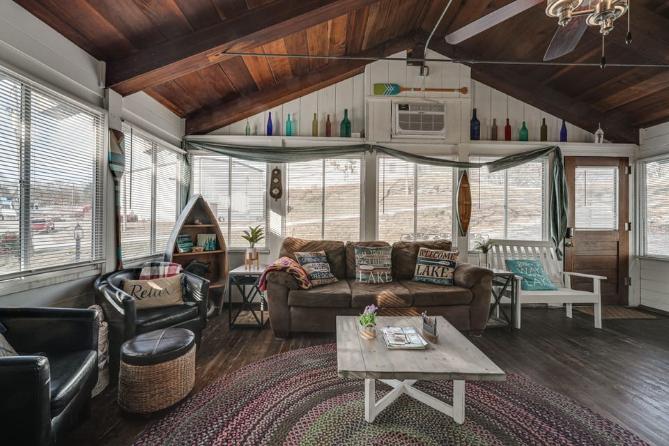 Inviting Cabin ~ 10 Mi to Silver Dollar City House in Kimberling City