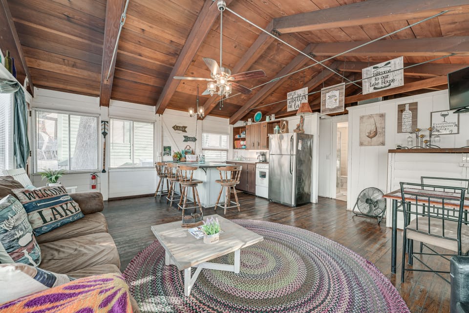 Inviting Cabin ~ 10 Mi to Silver Dollar City House in Kimberling City