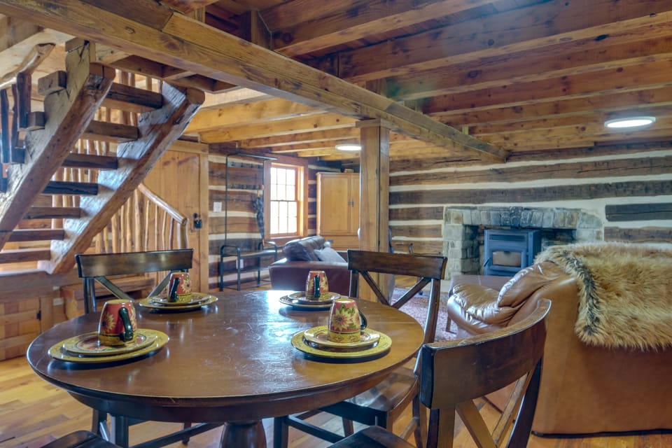Historical Paris Cabin on Farm w/ Fire Pit! House in Shenandoah Valley