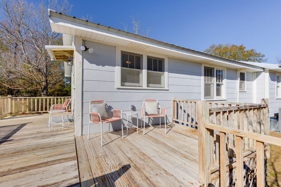 Quiet Grove Hill Cottage w/ Wraparound Deck! Cottage in Alabama