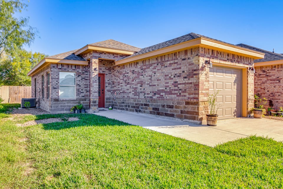 Small Private House Near Best Places Apartment in Brownsville