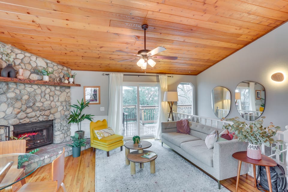 Mid-Century Mod Cottage, Steps to Lake Gregory! Cottage in Crestline