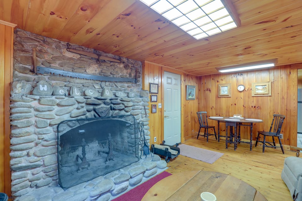 Dog-Friendly Burnsville Cabin Rental Near Hiking! House in Tennessee