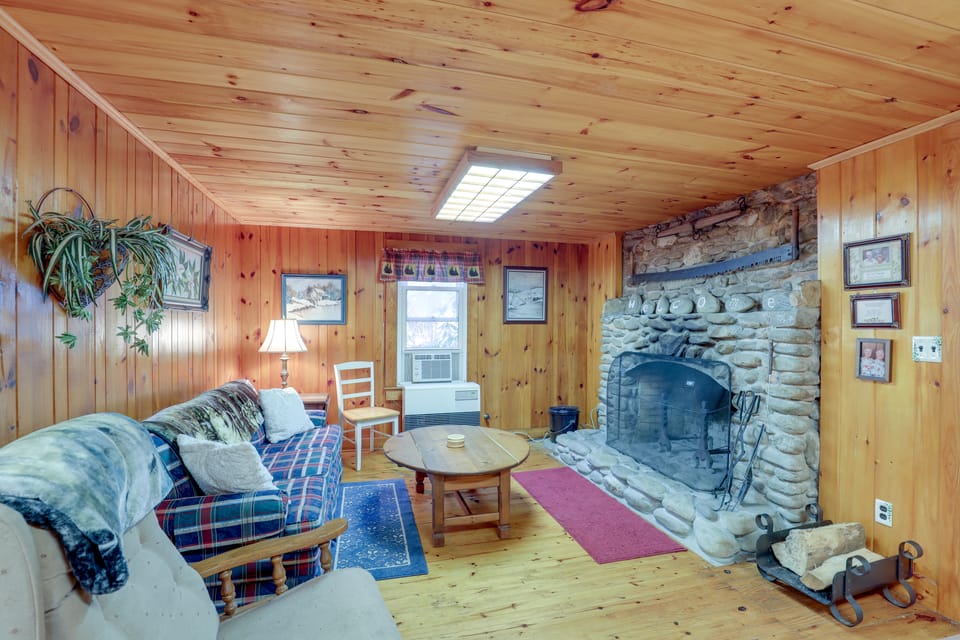 Dog-Friendly Burnsville Cabin Rental Near Hiking! House in Tennessee
