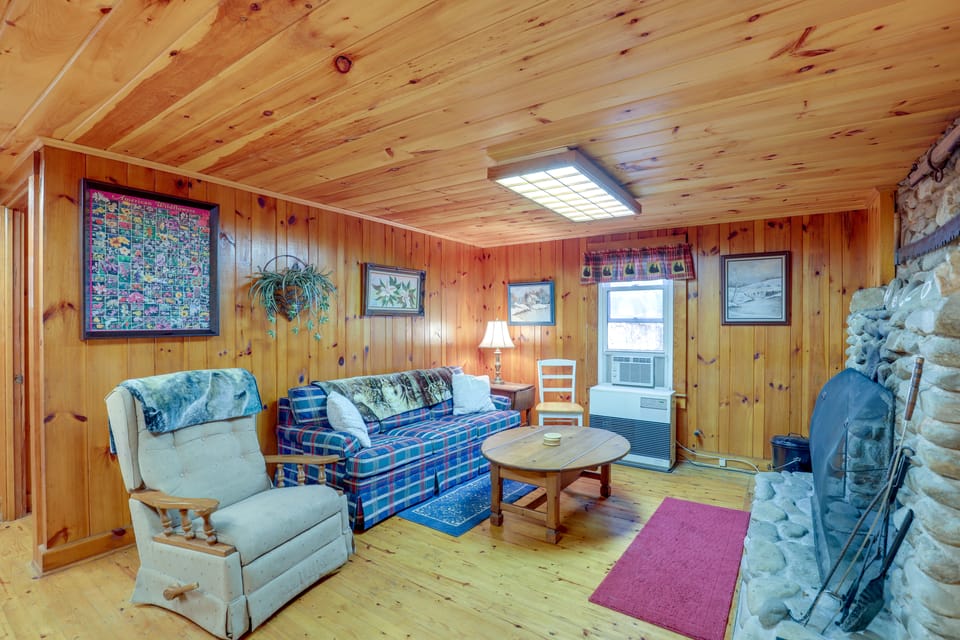 Dog-Friendly Burnsville Cabin Rental Near Hiking! House in Tennessee