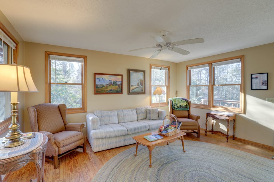 Burnsville Cabin w/ Deck & Trails - Dog Friendly! House in Tennessee