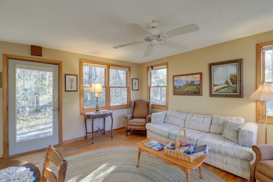 Burnsville Cabin w/ Deck & Trails - Dog Friendly! House in Tennessee