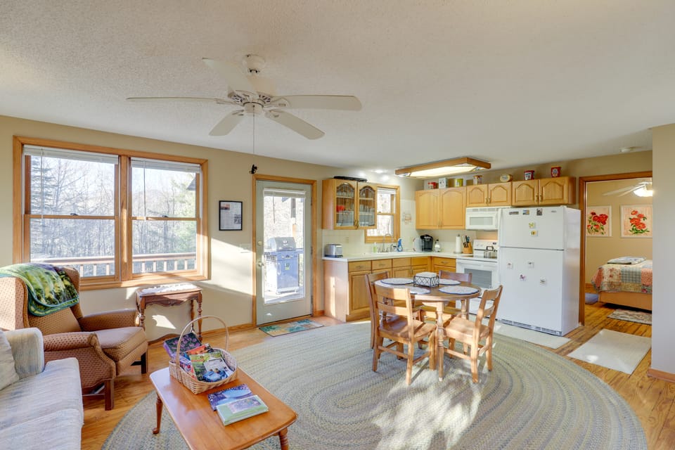 Burnsville Cabin w/ Deck & Trails - Dog Friendly! House in Tennessee