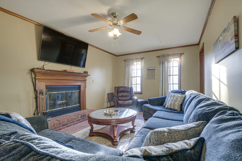 Lovely Fayetteville Home: Deck & Fireplace! House in Fayetteville
